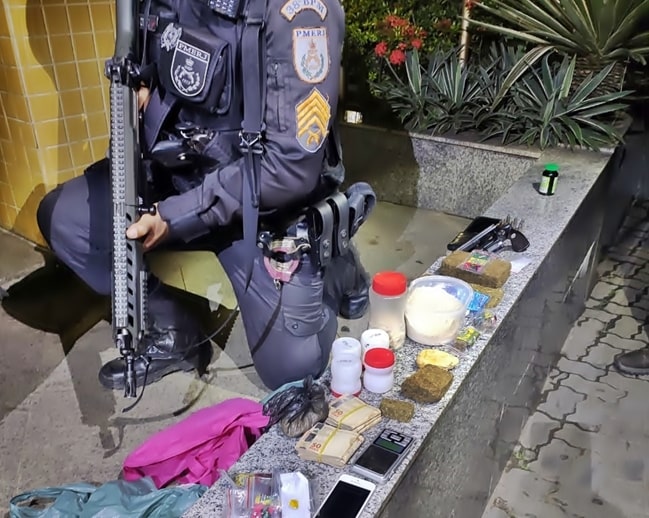 Suspeito preso acusado de fazer entrega de drogas em Três Rios