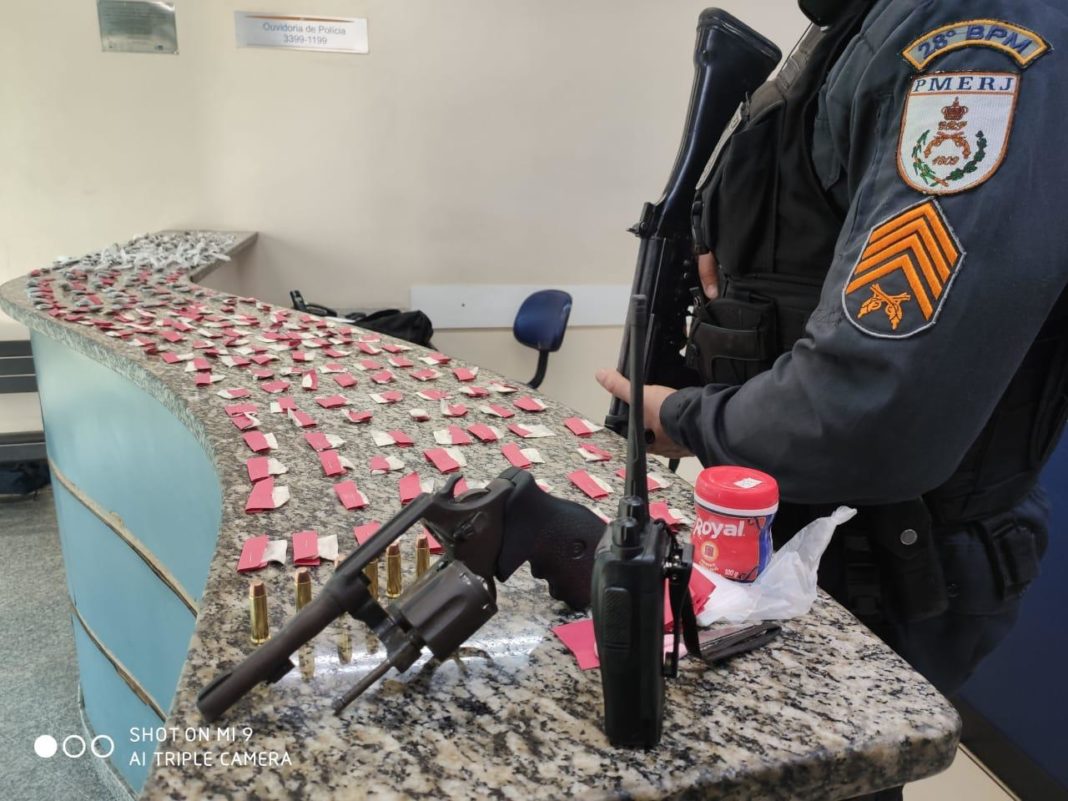 Drogas e arma apreendidas com suspeito de tráfico em Barra Mansa