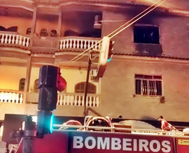 Apartamento pega fogo em Volta Redonda e Bombeiros procuram vítimas