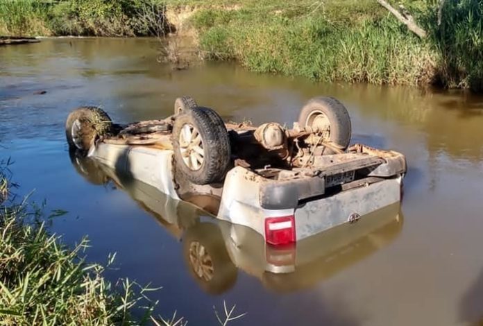 Duas pessoas morrem depois de carro capota e cair no rio em Valença