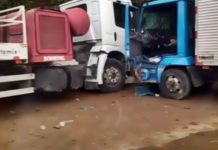 Quatro ficam feridos em batida com caminhões em Resende