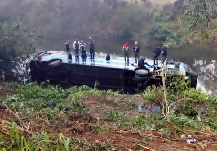 Ônibus cai em ribanceira e fere 25 pessoas em Rio Claro