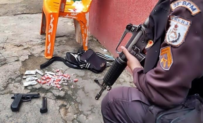 Dupla é detida com arma e drogas em Barra Mansa