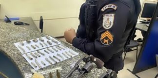 Dois detidos com drogas, armas e munição em Barra Mansa