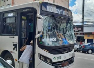 ônibus com vidro quebrado após bater em outro