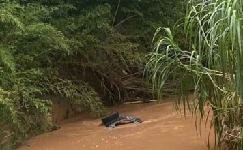 Populares ajudam a encontrar o corpo do rapaz no rio